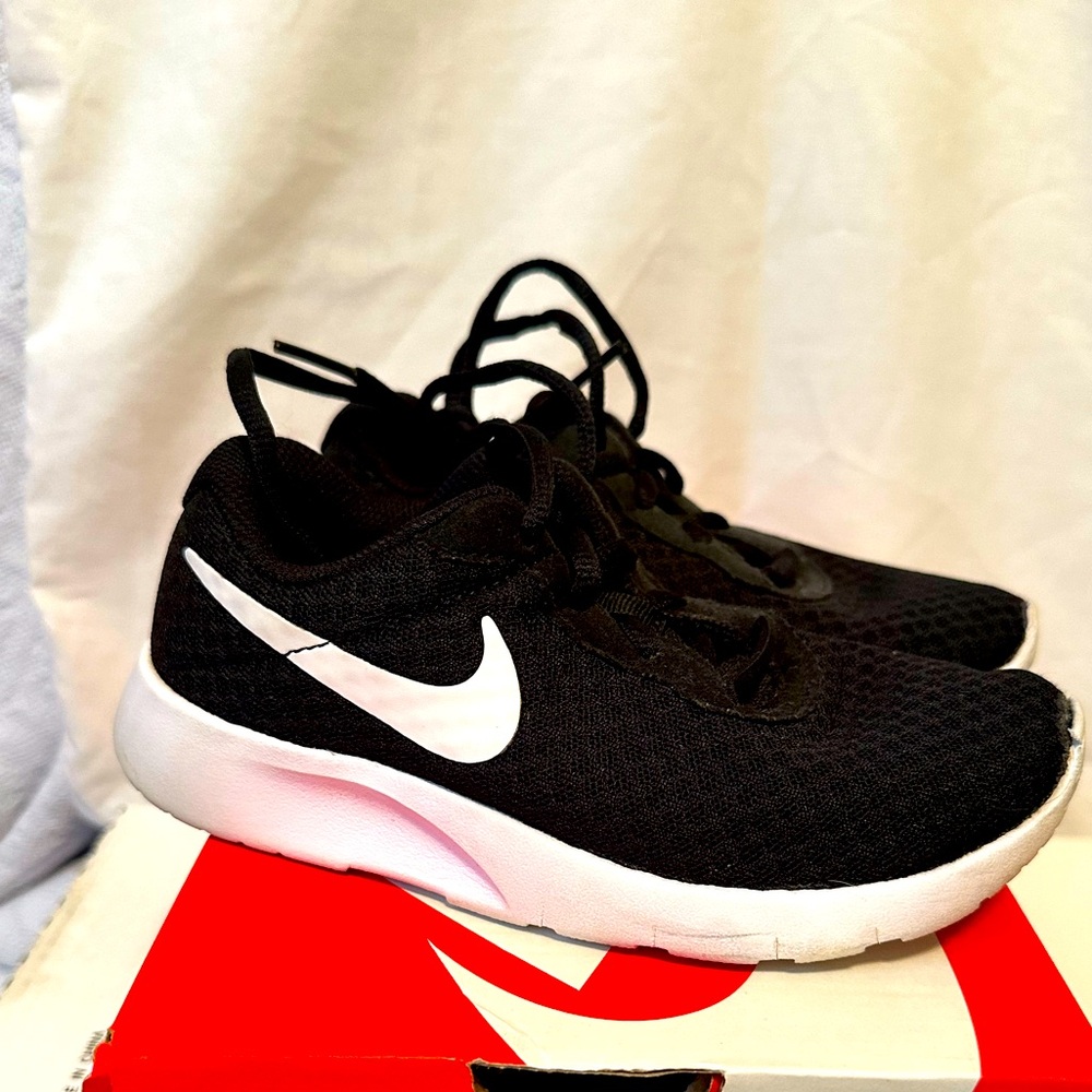 Used Black and White Nike Tanjuns Size 12c